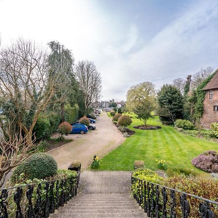 Riverside 1 Bed Basement Flat Near Hampton Court Palace East Molesey Exterior photo