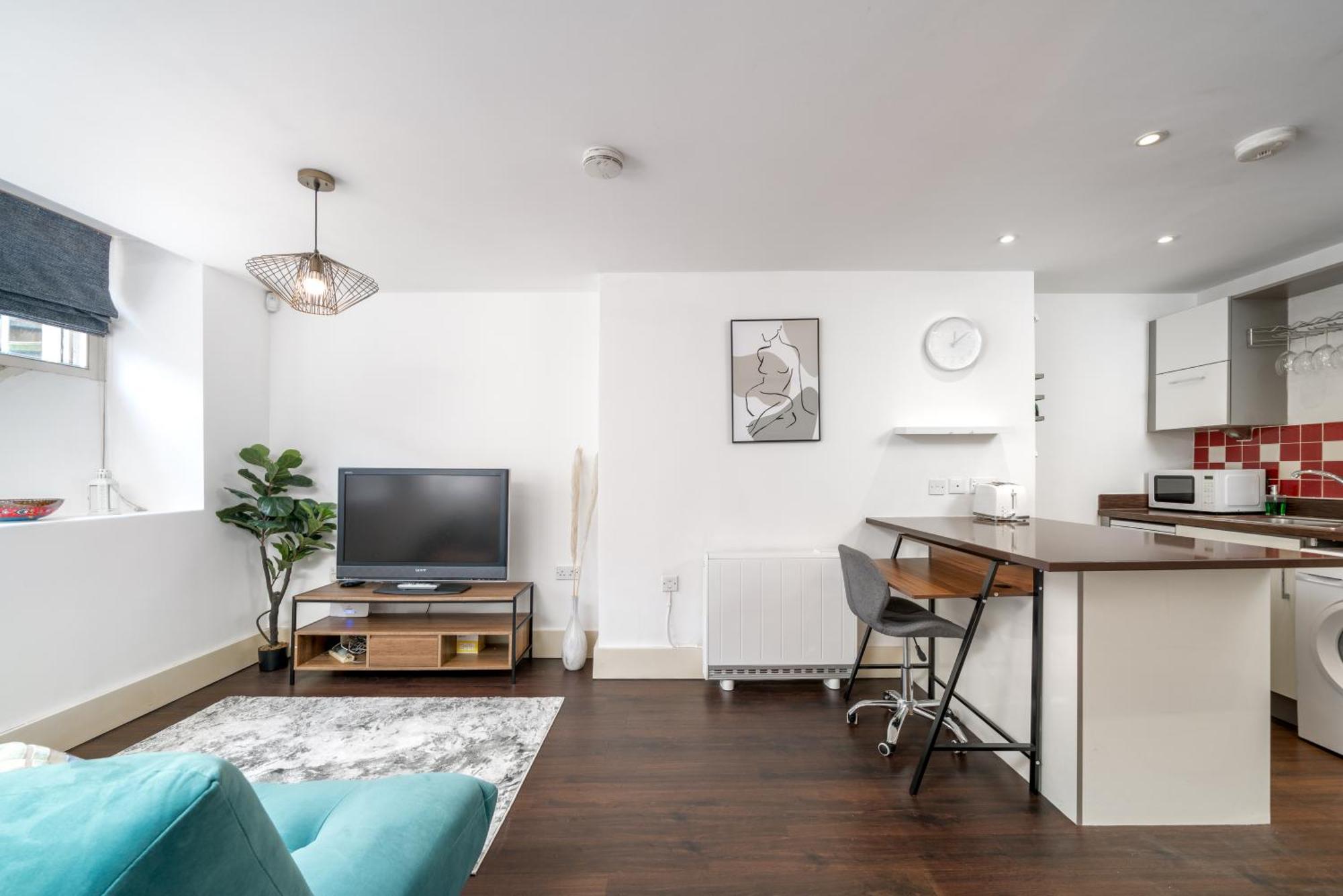 Riverside 1 Bed Basement Flat Near Hampton Court Palace East Molesey Exterior photo