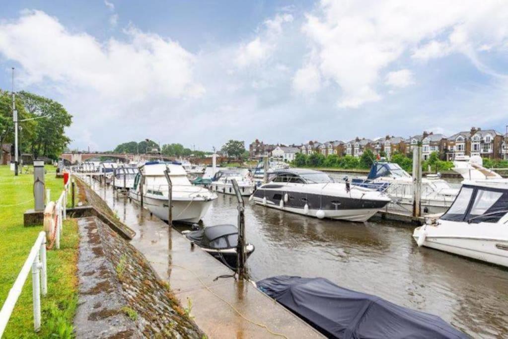 Riverside 1 Bed Basement Flat Near Hampton Court Palace East Molesey Exterior photo