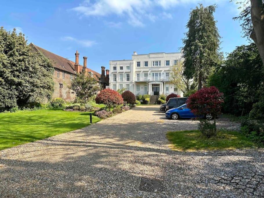 Riverside 1 Bed Basement Flat Near Hampton Court Palace East Molesey Exterior photo