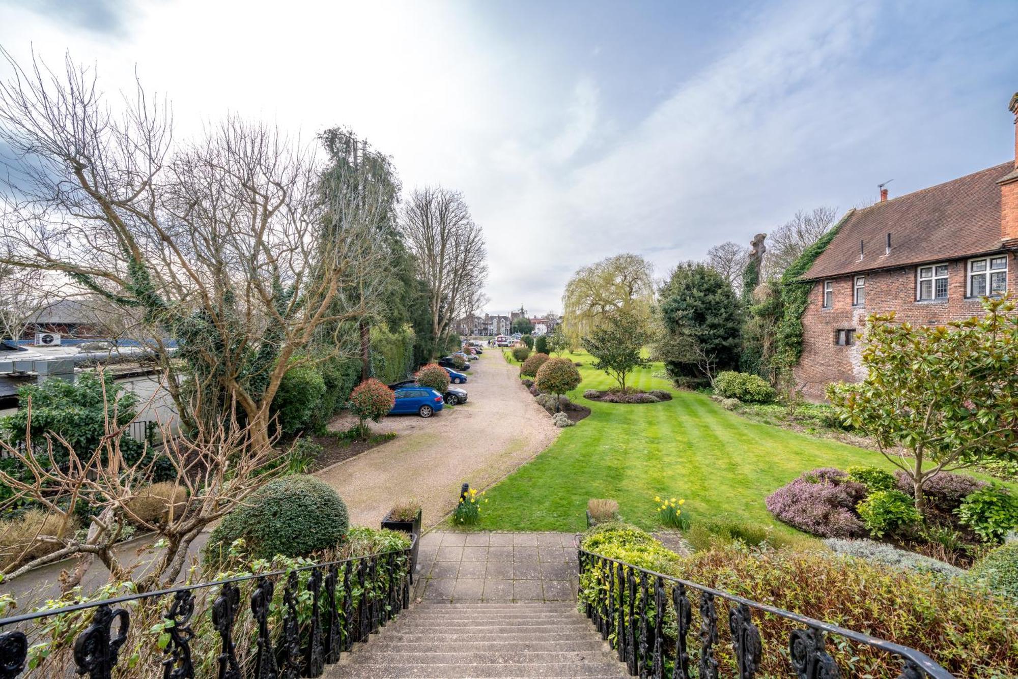 Riverside 1 Bed Basement Flat Near Hampton Court Palace East Molesey Exterior photo